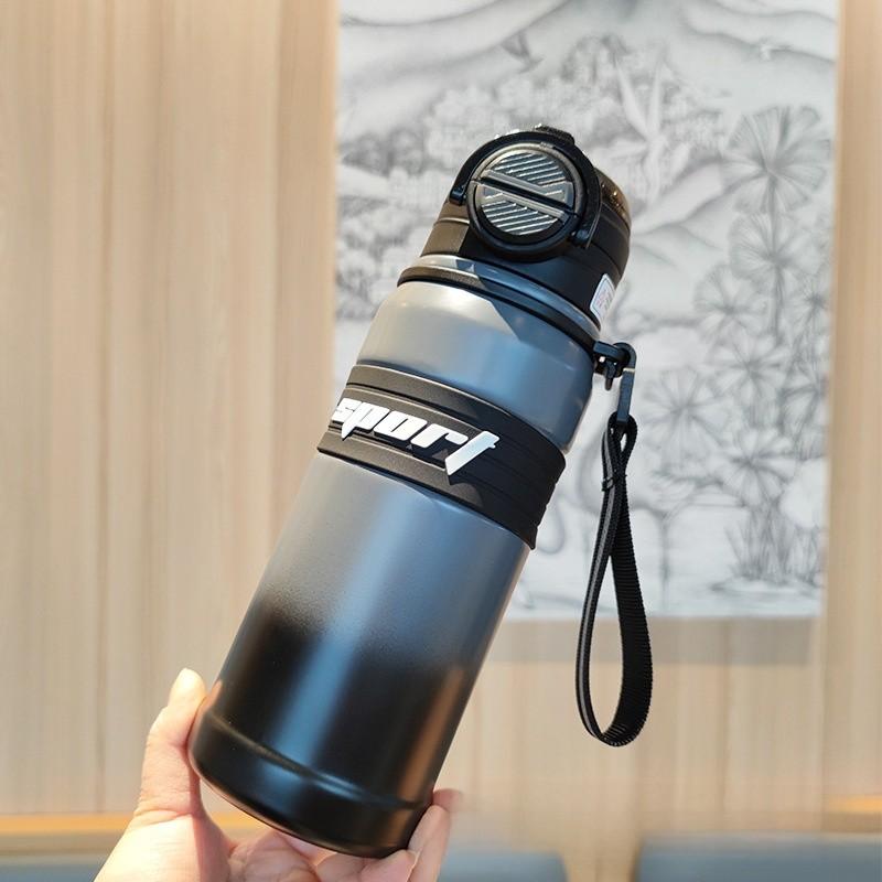 Tragbare, isolierte Sport-Trinkflasche mit Strohhalmverschluss für Schüler und Outdoor-Aktivitäten