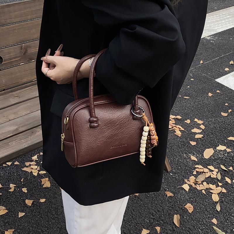 Niche design bag women's 2025 new autumn and winter versatile shoulder messenger bag Korean version ins portable pillow bag