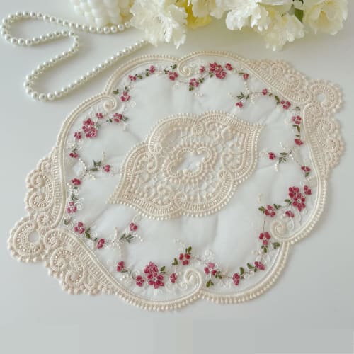 Q'foo Table Runner, Lace with Embroidered Floral Pattern, White, Scandinavian Style, Antique-Style, Stylish Coaster, Vase Holder, Modern (Coaster Type