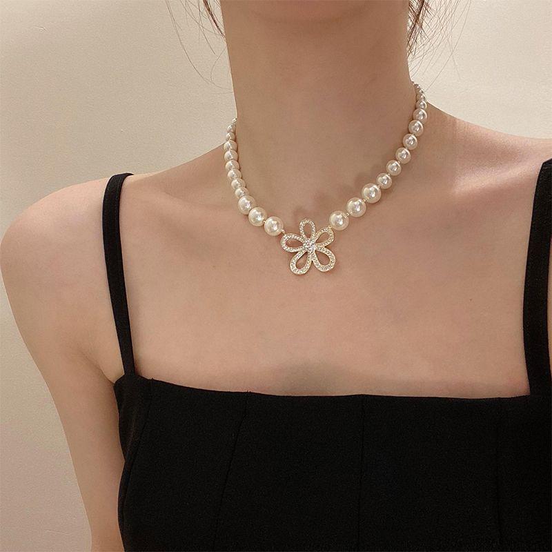Retro High-End Clavicle Necklace 2023: Luxurious Light Design for Women