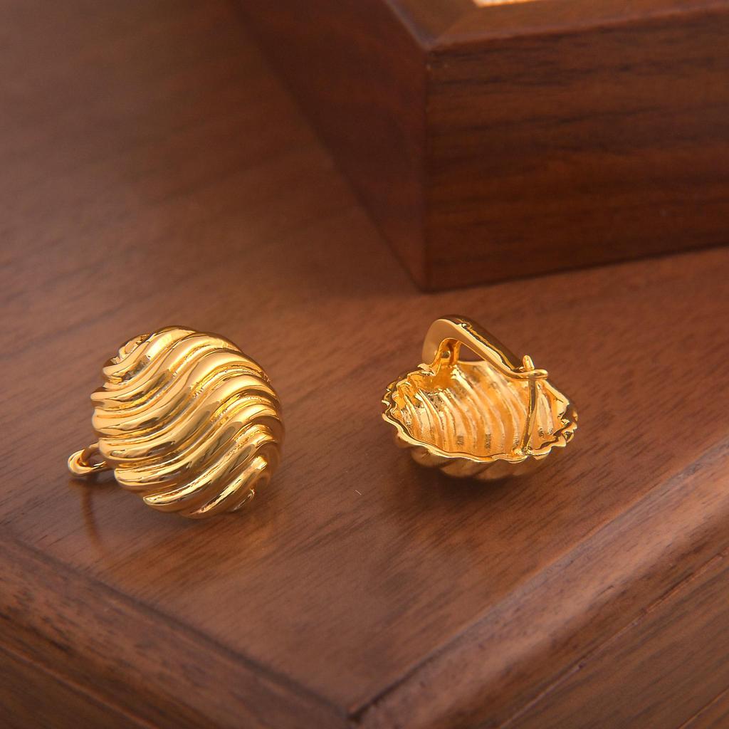 Retro Wavy Pattern Round Stud Earrings with Smooth Surface and S925 Silver Needle for Women.