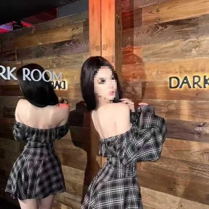 Elegant Plaid One-Shoulder Dress - Women s Youthful Long Sleeve Waist-Cinching Short Skirt for Autumn and Winter. S