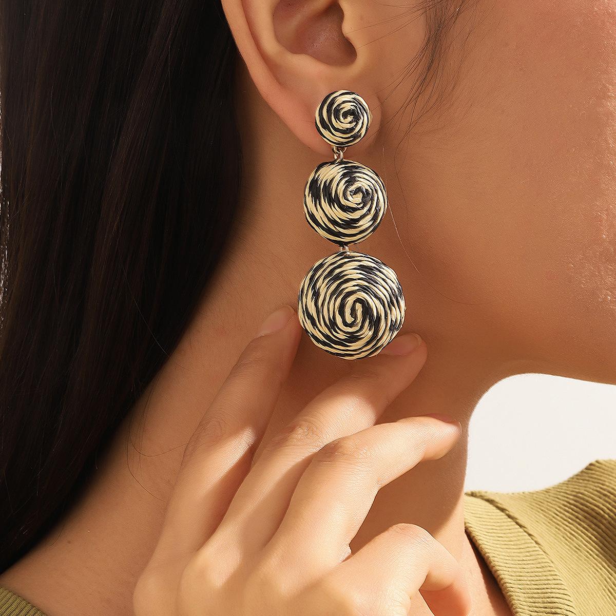 

JMXD-Bohemian Raffia, плетеные вручную, простые, подходящие по цвету, в этническом стиле, с бумажной веревкой, с маленьким шариком, длинные, темпераментные женские серьги