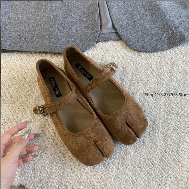 

Мода 2025 Женские туфли на высоком каблуке 3 см, с раздельным носком, таби, однотонные, женские замшевые туфли, балетные туфли, удобные, ретро, Мэри Джейн 40 темные хаки
