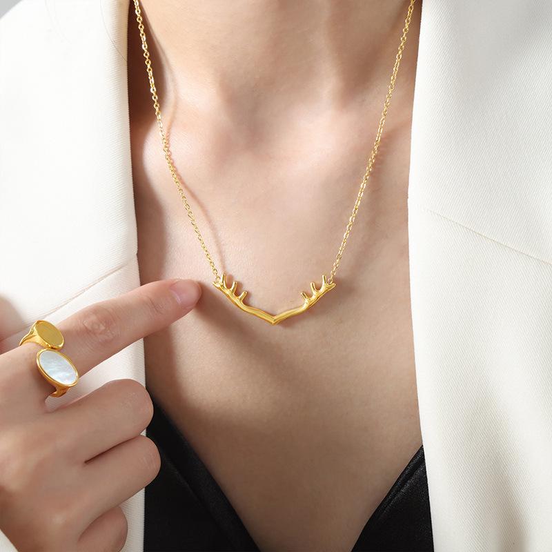 Barocker Elfen-Geweih-Anhänger Halskette: 18 Karat Gold Titanstahl Schlüsselbein Kette
