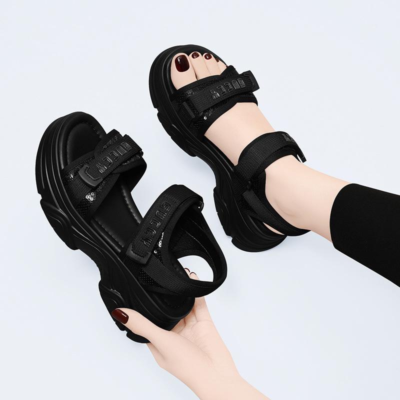 

Женские летние новые освежающие дышащие туфли на танкетке в римском стиле, женские черные спортивные сандалии на платформе 35