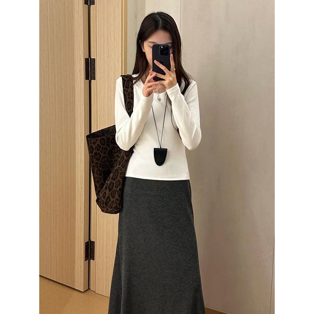 Women's Slimming Long Sleeve White T-Shirt: Versatile Base Layer for Spring & Autumn, Stylish & Simple Design