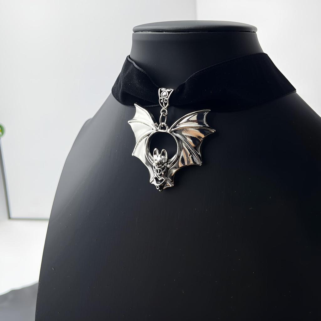 Gothic Punk Velvet Bat Choker: Retro Y2K Halloween Necklace