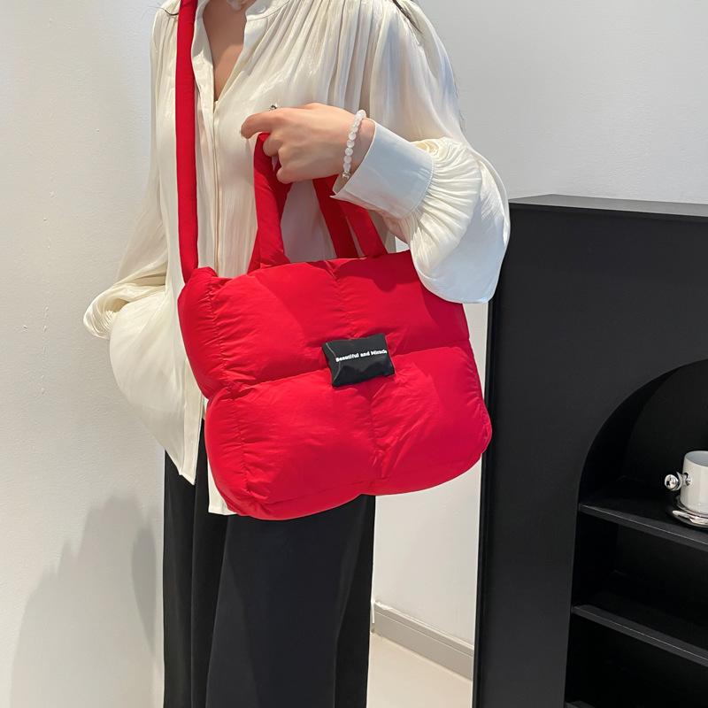 

The Down Bag Is Soft and The Checkered Handbag Is Fashionable and Lightweight 28*26*10 чорний