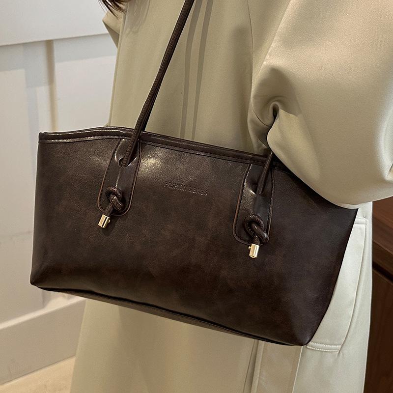 Large Capacity Bag for Women In Autumn and Winter New Fashion Commuter Shoulder Bag Casual Niche Design Personalized Tote Bag