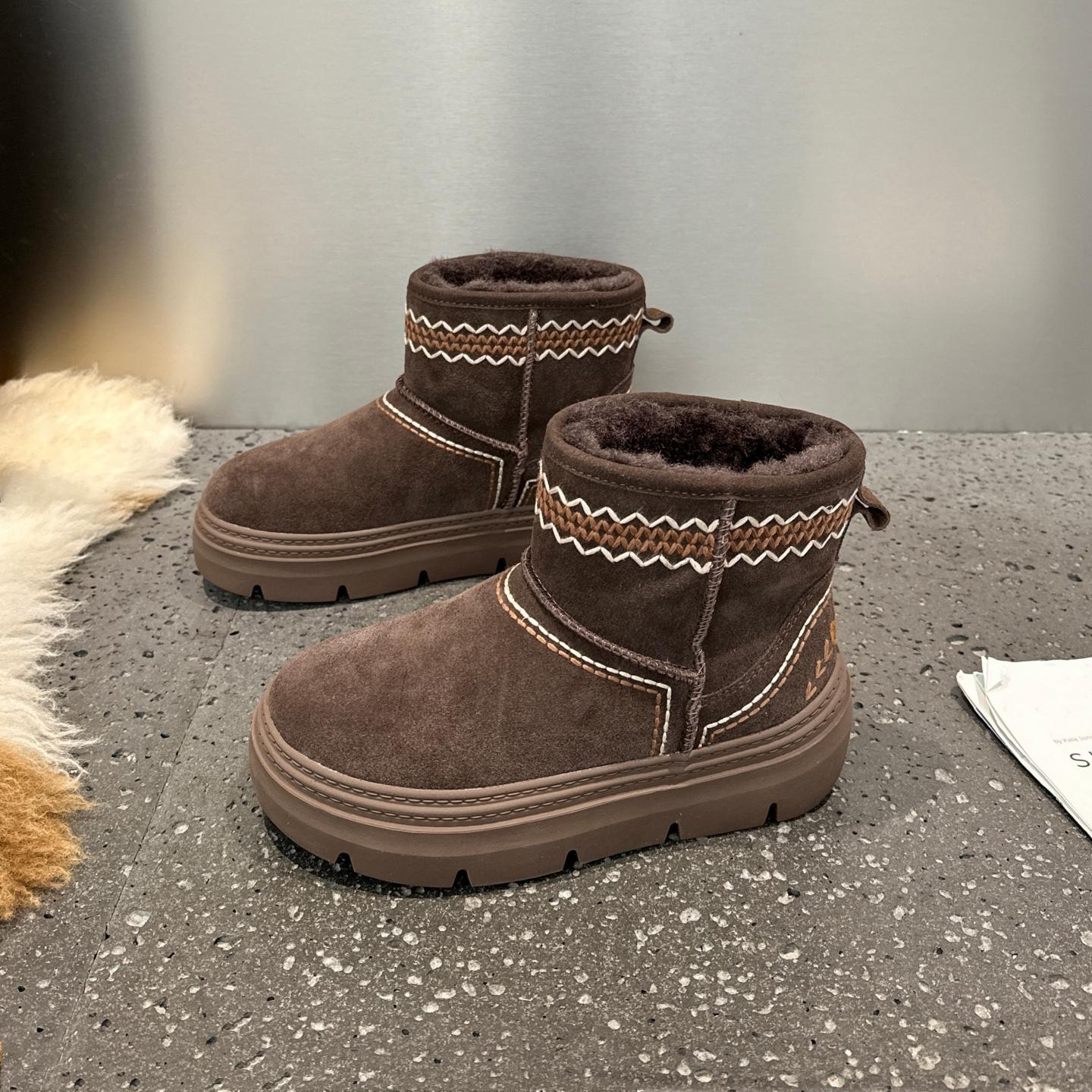 

Leather snow boots women s winter new thickened and velvet short boots thick-soled non-slip warm and comfortable cotton shoes 40