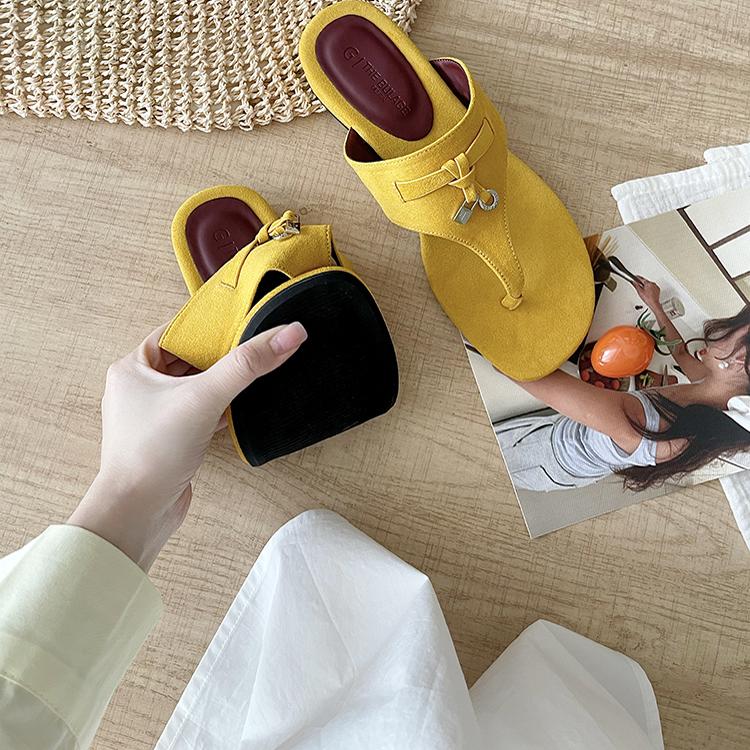 Soft-soled French small sandals outside women's shoes 2025 summer retro fairy wind pinch foot flip-flops flat-bottomed slippers tide