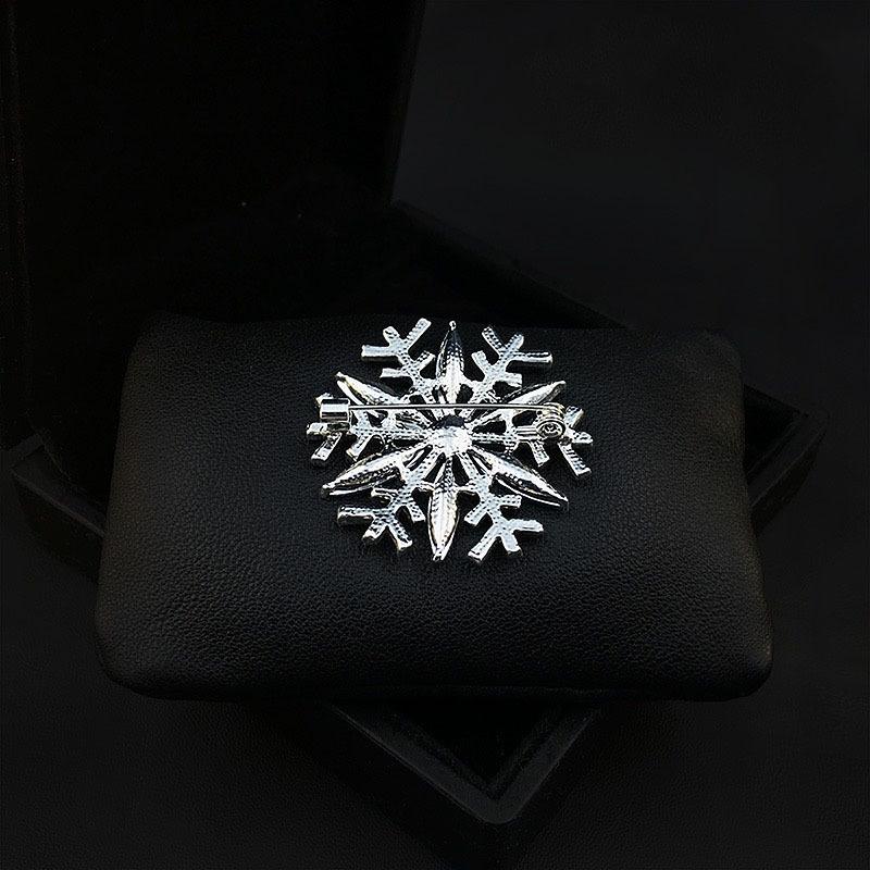 Snowflake Brooch - High-end, Niche, Premium Rhinestone Corsage, Scarf Clasp, Clothing Accessory, High-end Pin