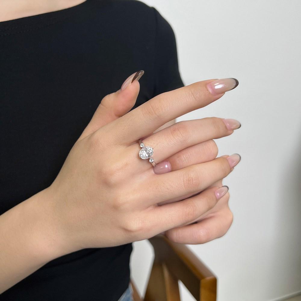 S925 Sterling Silver Women's Moissanite Ring - Irregular Oval Water Drop 2CT for a Niche, Luxurious Feel
