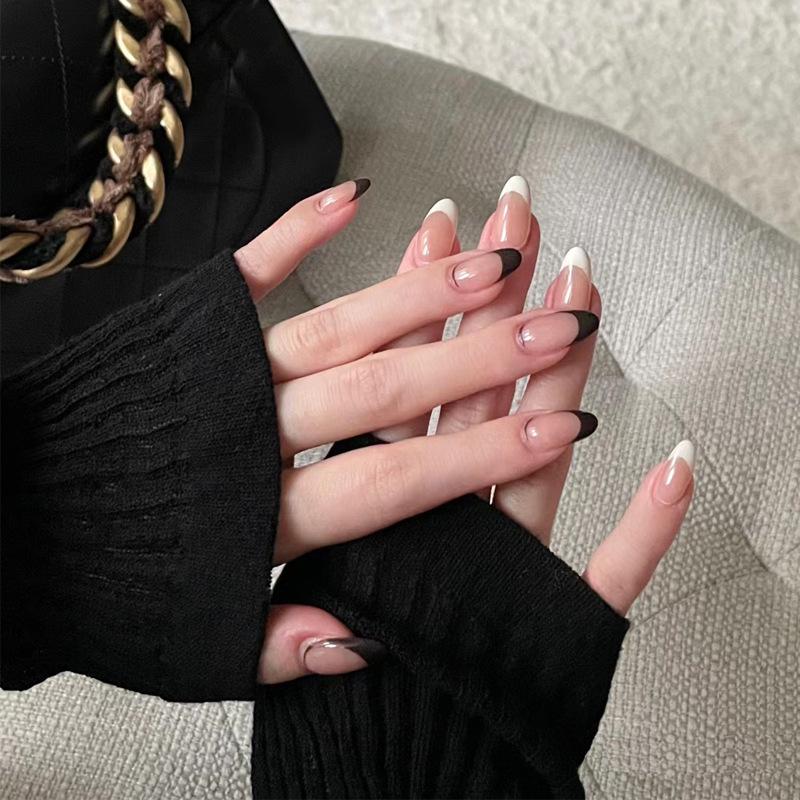 

Trending Black Stripe Minimalist Medium-Long Nail Patches – Influencer Style Gold Plated Sealant Glue