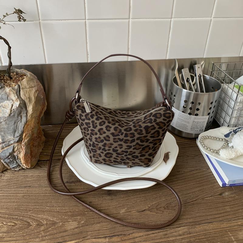 

Ретро леопардовый принт маленькая сумка женская осень и зима универсальная 2025 новая популярная сумка через плечо мессенджер повседневная корейская сумка-ведро зелёный