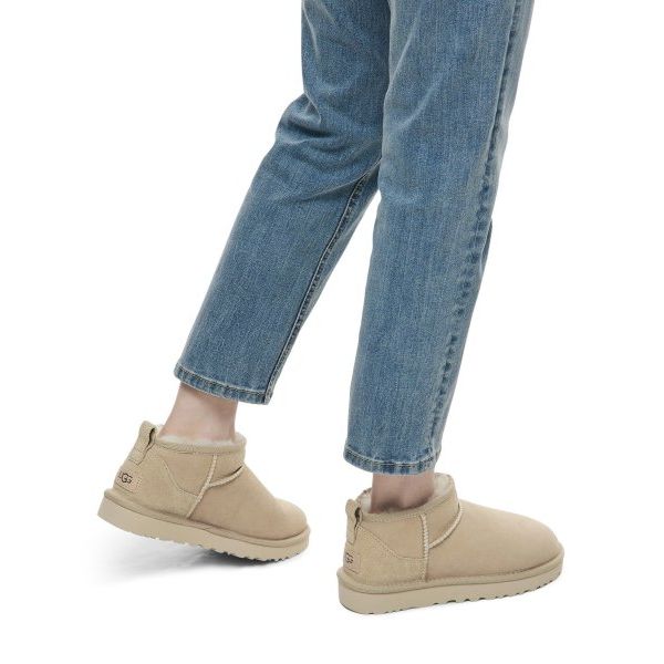 UGG Stivaletto Classico Ultra Mini Sabbia Sneakers da Donna Crema 1116109-SAN