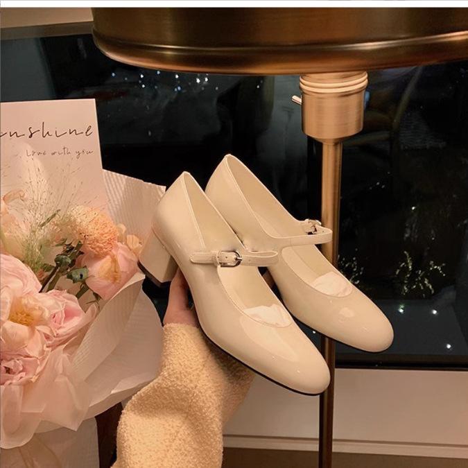 

Grape mother has the same style, temperament sister~ round head, shallow mouth, one word with commuting, thin thick heel, Mary Jane single shoes. 34