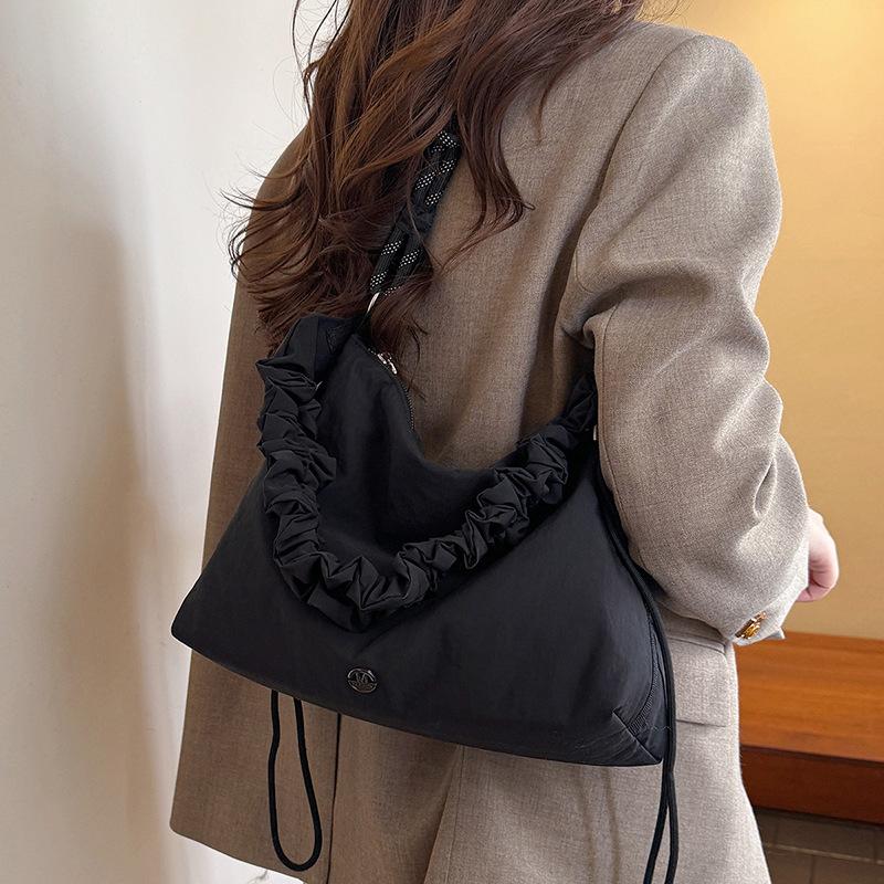 Ultra-light Casual Travel Bag Women's Casual Versatile Nylon Bag Sports Style Shoulder Storage Messenger Bag