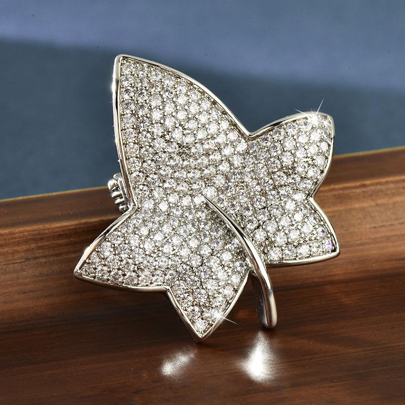 Simple Temperament Rhinestone Maple Leaf High-End Brooch Fashion Brooch Fixed Clothes Pin Anti-Light High-End Accessories серебряный