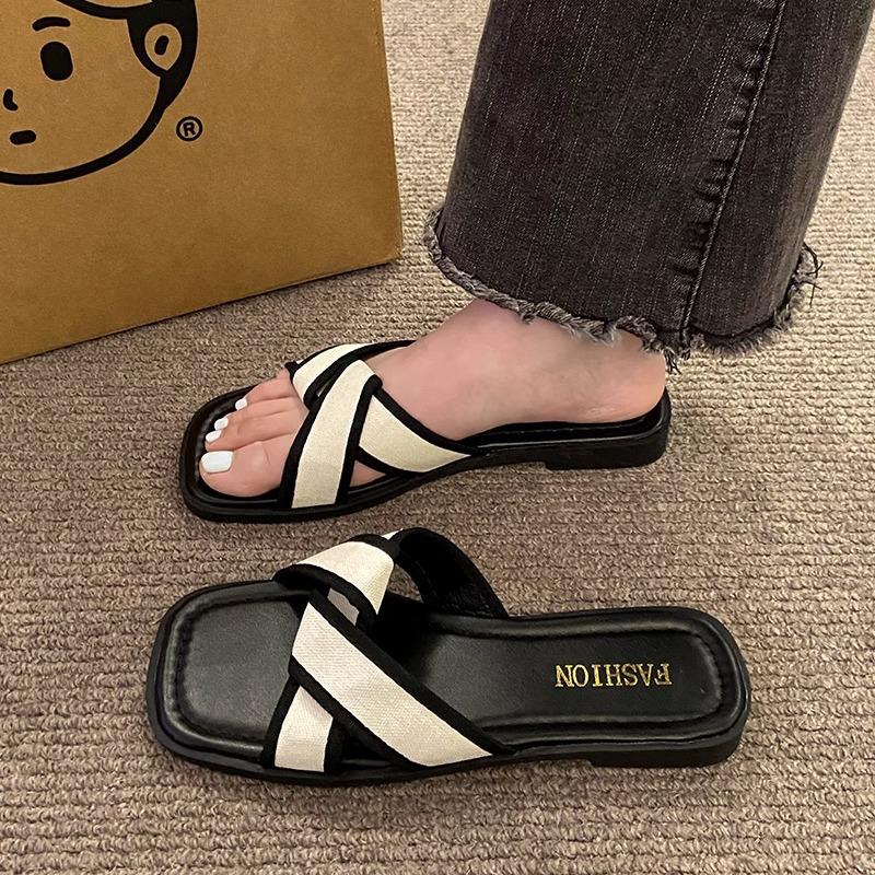 Internet celebrity fashion super fire slippers women summer wear new French flat bottom out beach explosion small fragrant sandals
