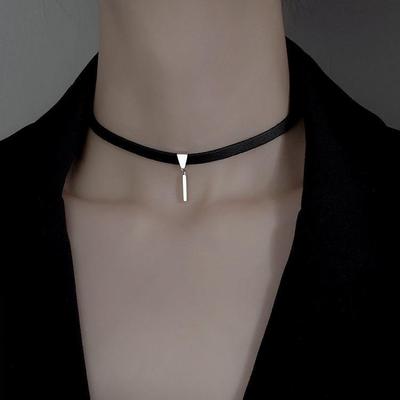 Collana Choker Geometrica in Pelle Nera 2023 con Ciondolo Semplice