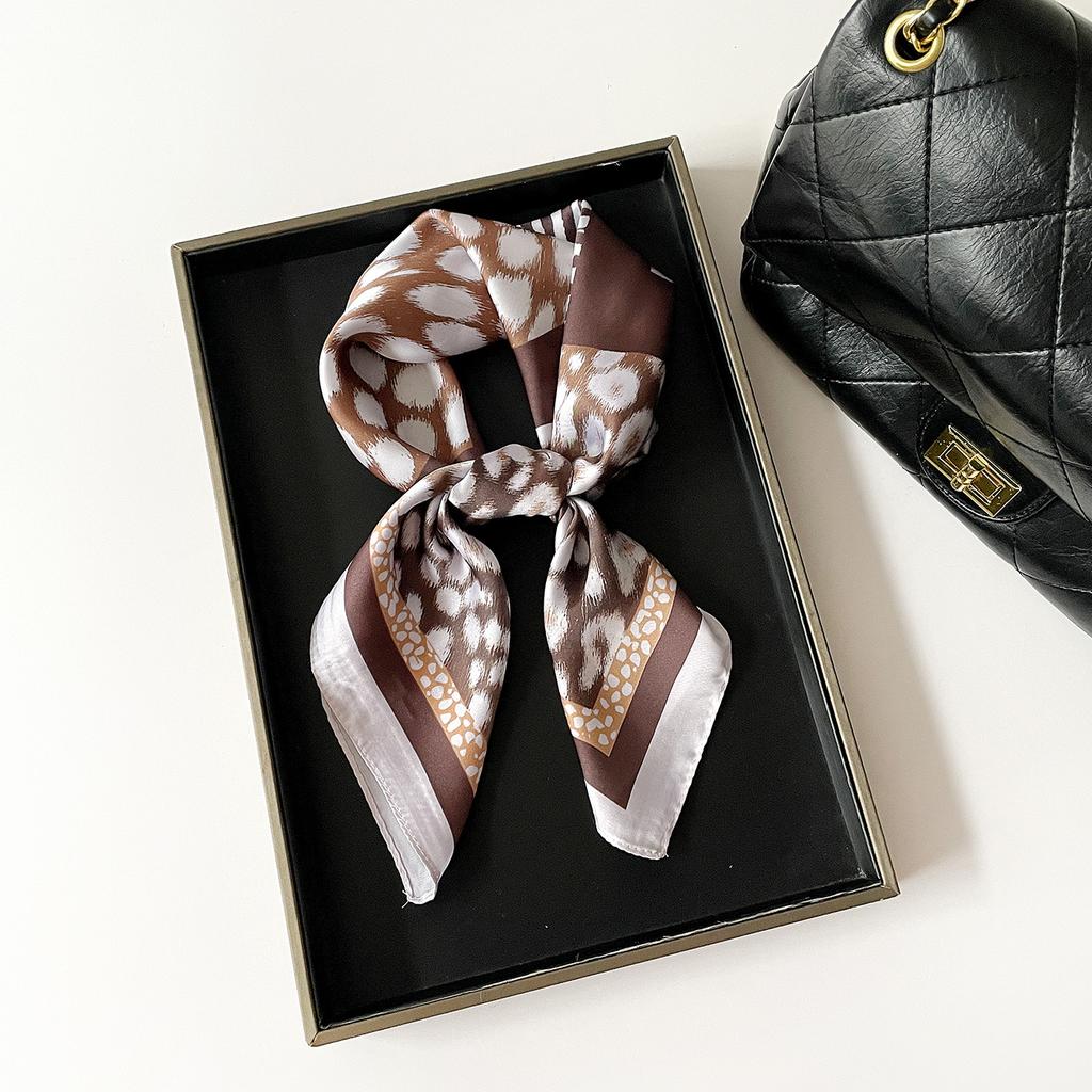 1116 Nuovo foulard quadrato in seta di alta moda con stampa leopardata retrò foulard quadrato da donna foulard decorativo in seta sintetica foulard per la testa