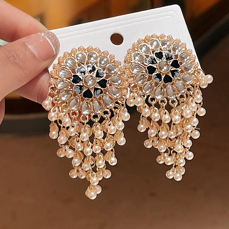 

Этнические серьги-кисточки с инкрустацией бриллиантами: Дизайн «Стальная игла — капля воды»