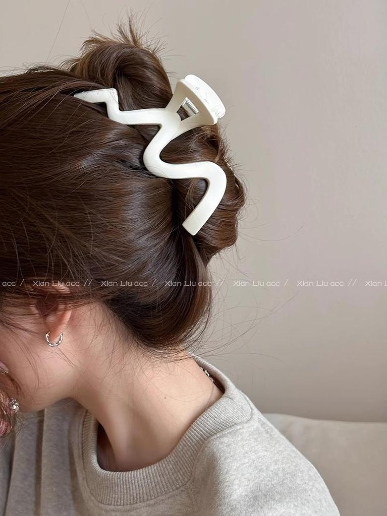Großer französischer Retro-Klammer-Haarclip für elegante Damenfrisuren.