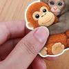 Adesivo Giocattolo Peluche Scimmia che Abbraccia Divertente Originale Decalcomanie in PVC Adesivo in Vinile Impermeabile per Computer Portatili Borracce Bagagli Bomboniere Regali per Bambini