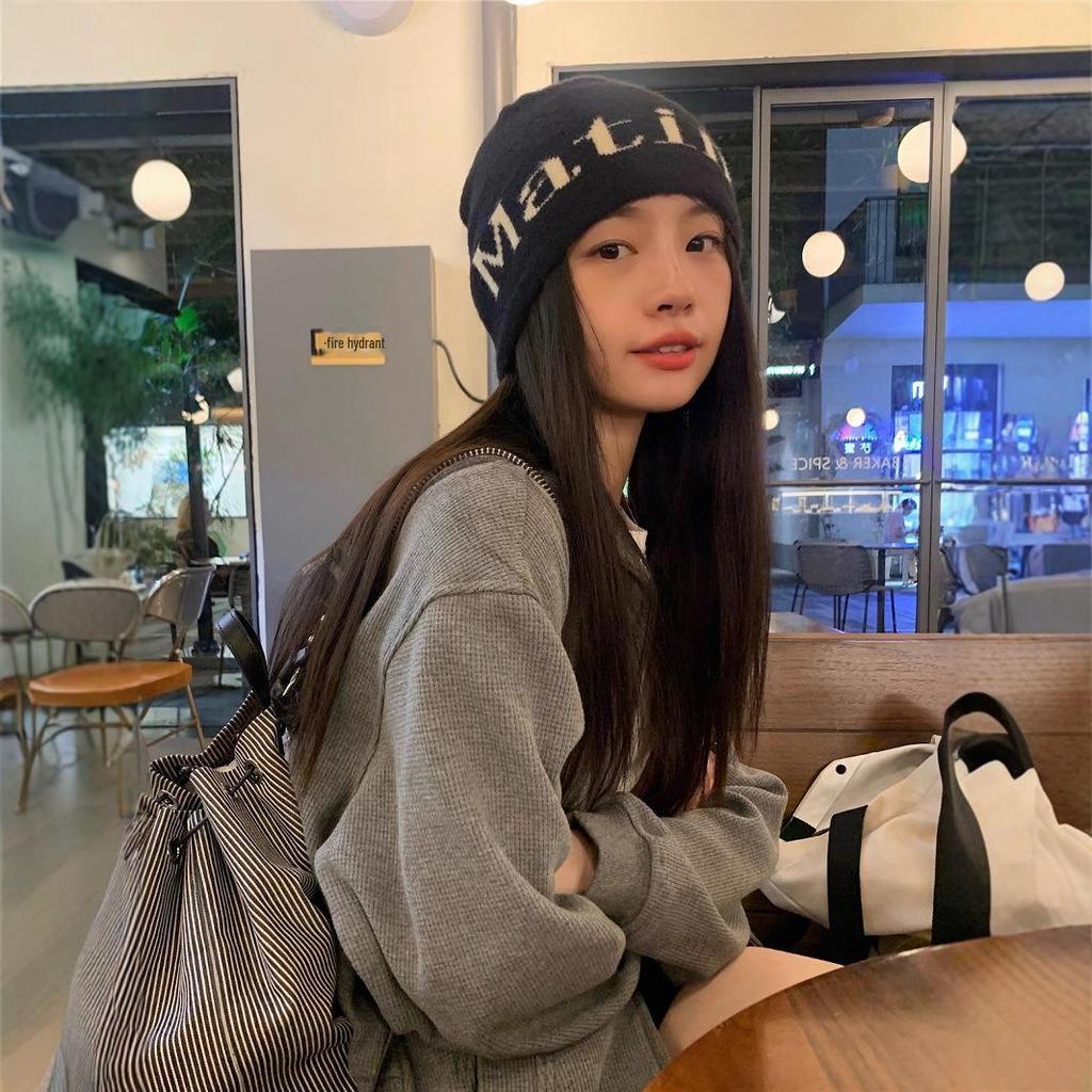 "2024 Unisex Mode Strickmützen: Warme, vielseitige Herbst/Winter-Wolle mit Ohrenklappen und stilvollem Design"