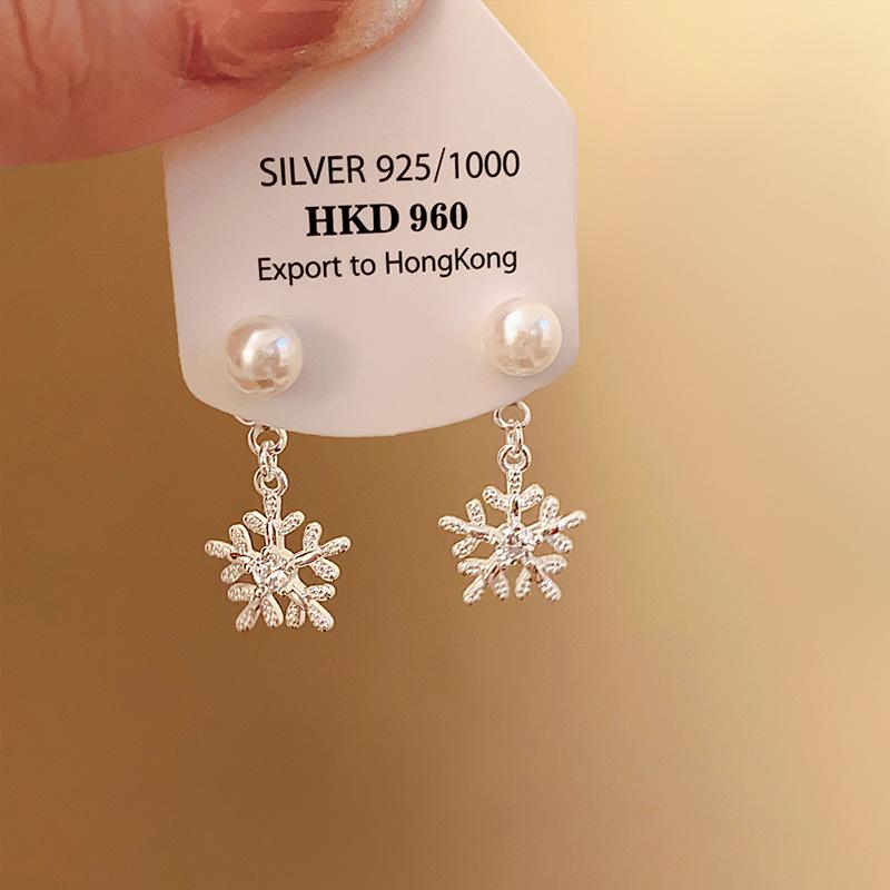 

Minimalist Silver Needle Snowflake Pearl Earrings with Cubic Zirconia – Light Luxury and Versatile for Autumn/Winter