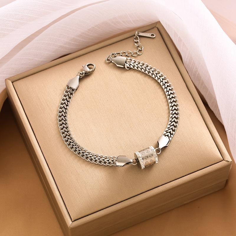 High-End Titanium Steel Four-Leaf Clover Bracelet with Shell Pendant – Durable, Fade-Resistant Design