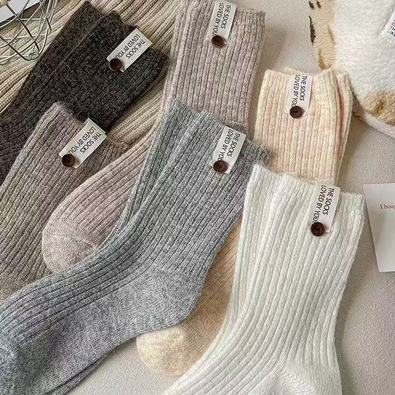 Autumn and Winter Fabric Label Button Wool Socks, Women's Mid-calf Socks, Solid Color Thickened Warm and Versatile Pile Socks