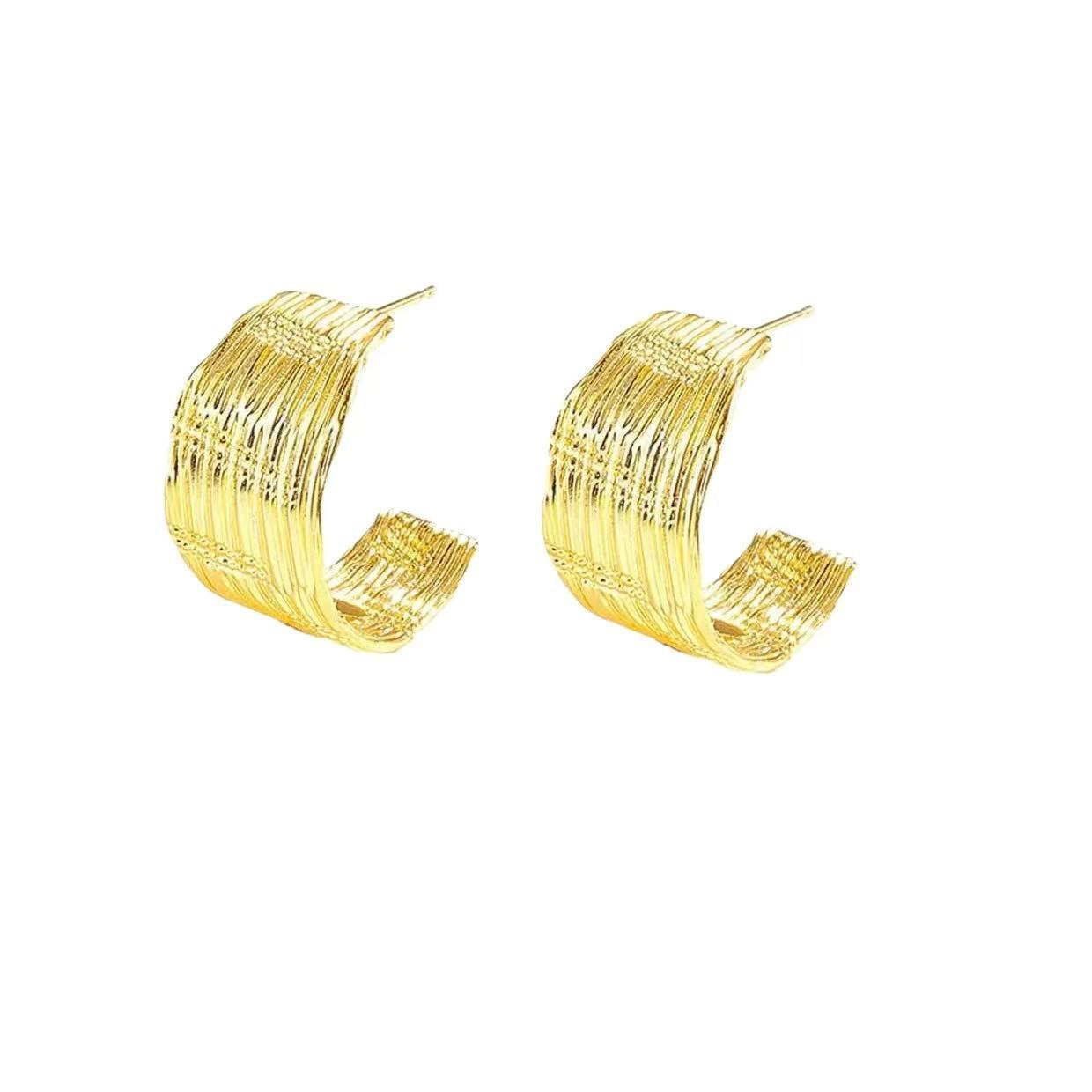 

S925 Sterling Silver Retro Hoop Earrings: Elegant, Versatile C-Shaped Studs with Textured Design золотий