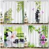 Rideaux de douche en bambou vert zen, fleurs d'orchidée violette et papillons, plantes, pierre noire, décor de salle de bain en tissu avec paysage naturel de spa