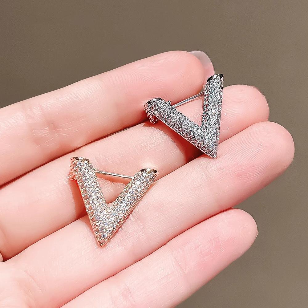 Brooch Women's New Korean Version V-shaped Simple Anti-light, Small Pin Suit Coat Shirt Fixed Accessories 2026