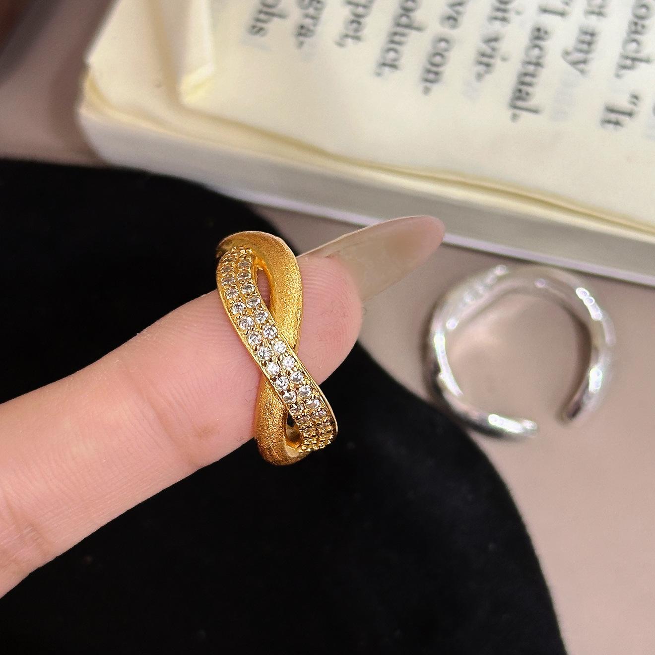 

Explosive Brushed Craft Cross Mobius Ring Vintage Ring золотий