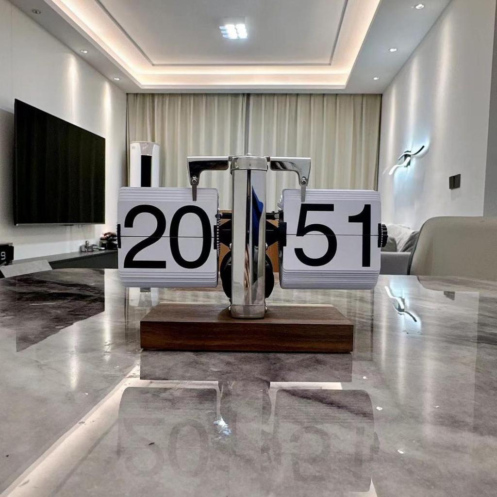 European Retro Flip Clock Table Ornament – Wang Ziru Style