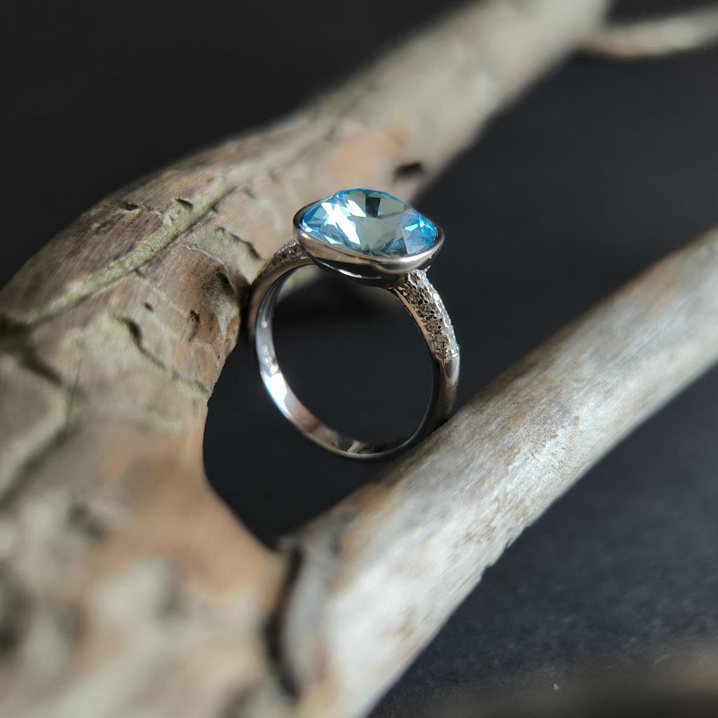 Серебряное кольцо с фианитами, вес изделия 4,38 гр (2186342)