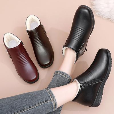 Chaussures d'hiver pour mamans, chaussures en coton pour personnes âgées, bottes courtes à semelles souples pour femmes d'âge moyen, bottes chaudes en velours pour femmes, chaussures en cuir de coton à fond plat pour femmes d'âge moyen