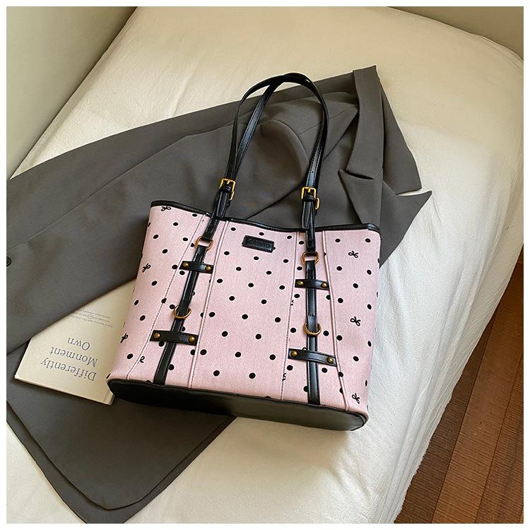 

Korean version of large-capacity new shoulder women s bag bag 2025 bow polka dot niche casual temperament bucket tote bag розовый