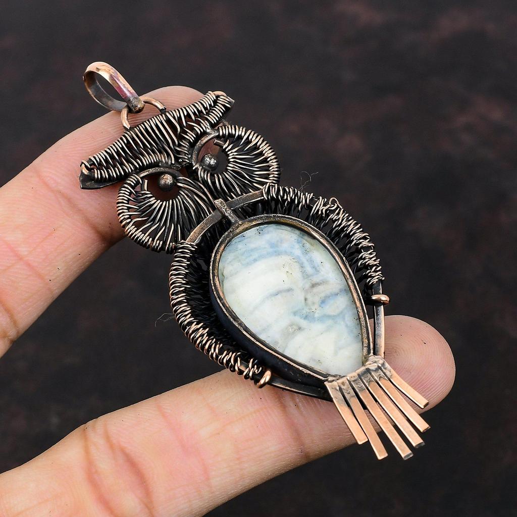 Blauer Scheelit Anhänger Kupferdraht umwickelter Anhänger Edelsteinanhänger Kupferschmuck Handgefertigter Eulenanhänger Verlobungsgeschenk Drahtumwickelter Schmuck