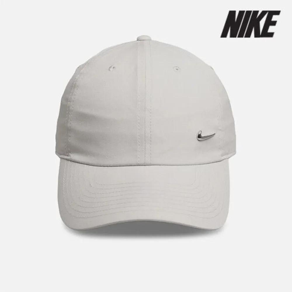 Cap /A1- FB5372-072 / Dri-FIT Club Unstructured Metal Swoosh Cap ML