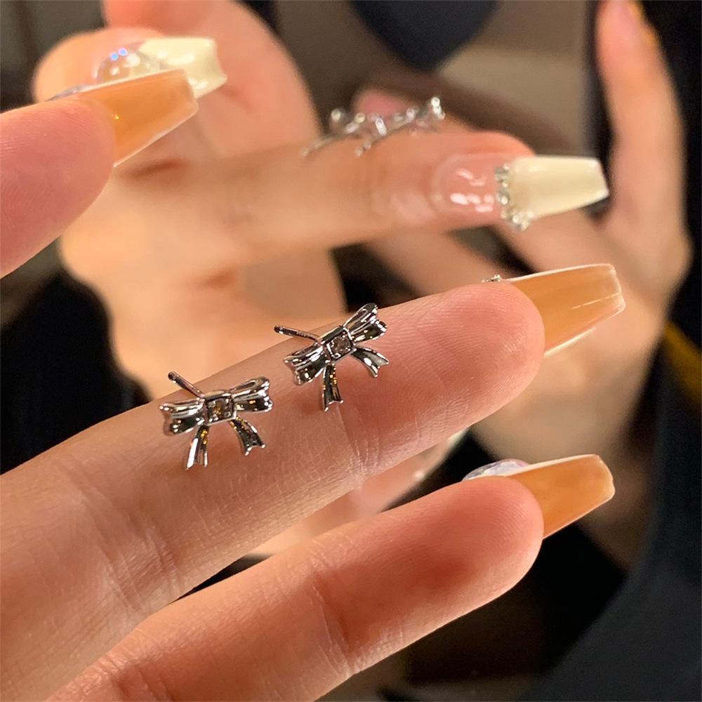 

Delicate and small bow stud earrings 2025 new earrings Internet celebrity earrings