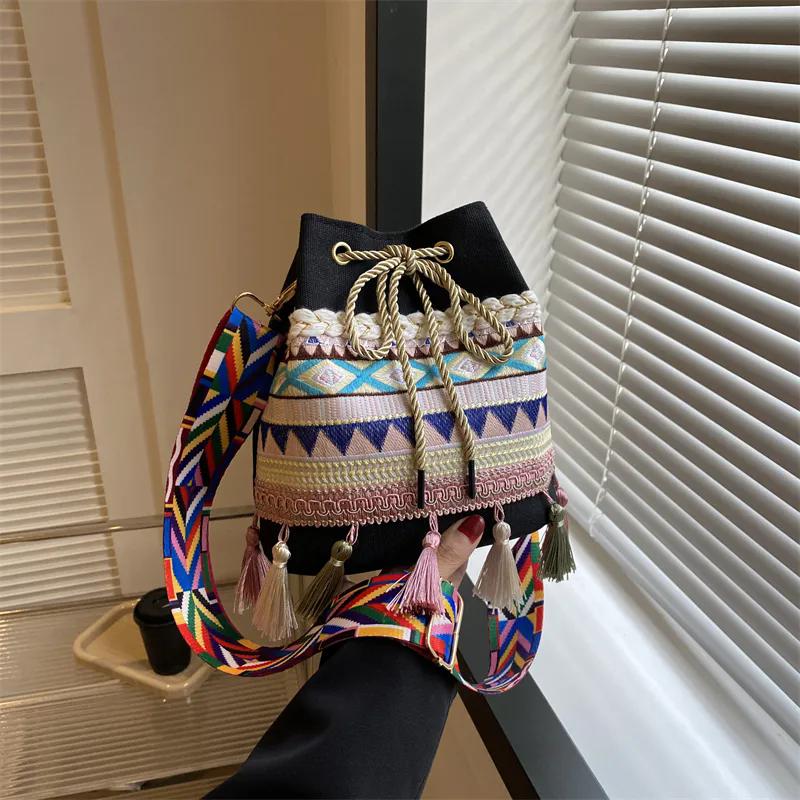 WTEMPO Женские сумки через плечо с кисточками Сумки Singer через плечо в этническом стиле Повседневные универсальные сумки из конопли с широким ремешком 1pc 1619₽