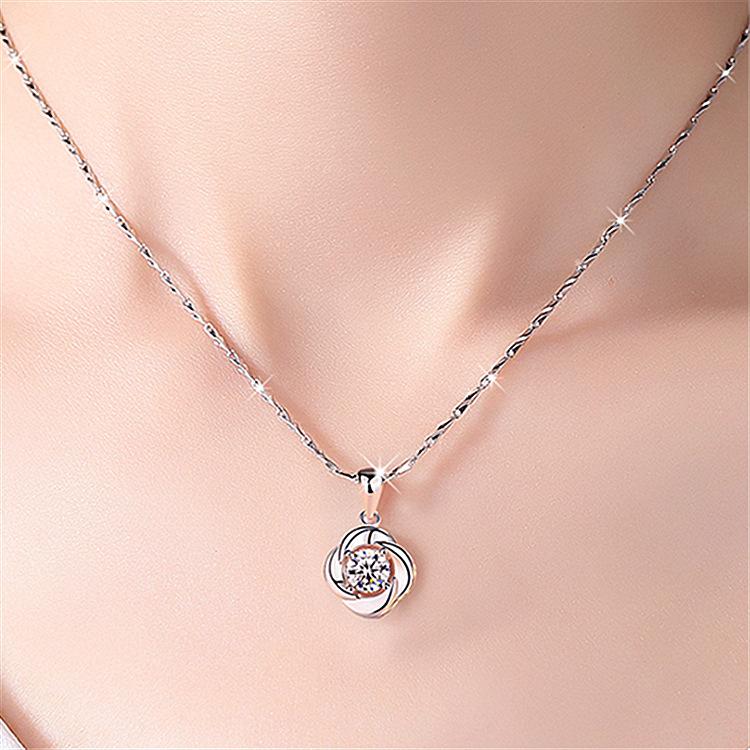 Four -leaf Grass Pendant Necklace Japan and South Korea Short Clavicle Chain Fashion Accessories Versatile Pendant Gifts