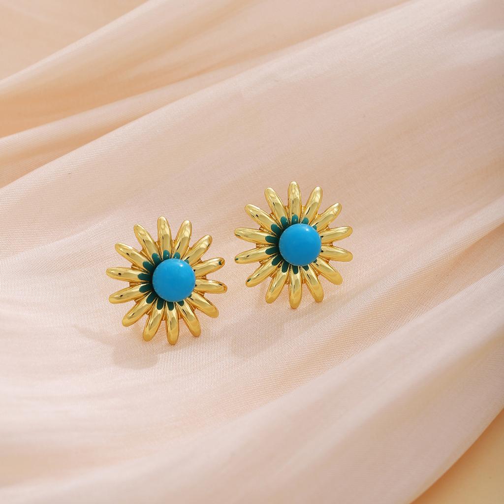 French Retro Irregular Flower Texture Stud Earrings, Medieval Light Luxury High-End Metal Style Fashion Temperament Earrings