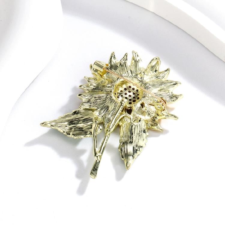 Modern Daisy Brooch In Metallic Finish Lightweight 18g Fashion Accessory Suitable For Multiple Outfit Styles