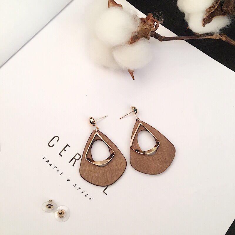 Elegant Retro Korean Wooden Earrings for Women – Versatile Autumn/Winter Long Studs